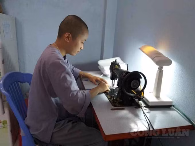 Tăng ni, phật tử tích cực may khẩu trang để hỗ trợ người dân.