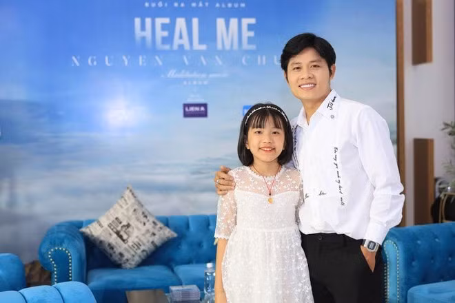 Nhạc sĩ Nguyễn Văn Chung và con gái trong buổi ra mắt album Heal Me. Ảnh: internet.