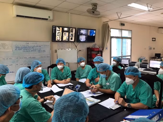 Các Giáo sư hội chẩn về các ca bệnh nặng đang điều trị tại bệnh viện Trung ương Huế (ảnh TL).