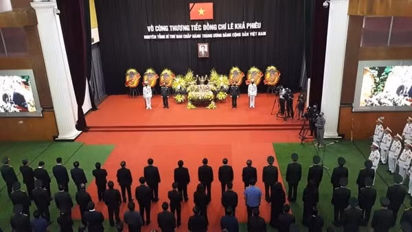 Tại Hội trường lớn, trung tâm Hội nghị 25B tỉnh Thanh Hóa, lễ truy điệu đồng chí Thượng tướng Lê Khả Phiêu, nguyên Tổng bí Thư Ban chấp hành TW Đảng được tổ chức trọng thể