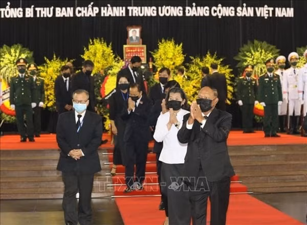 Vòng hoa của Đoàn đại biểu cấp cao Vương quốc Campuchia viếng nguyên Tổng Bí thư Lê Khả Phiêu.