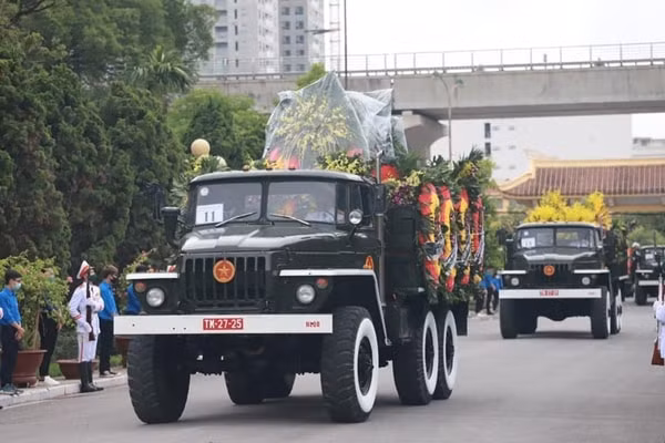 Dòng xe chuyển bánh đưa linh cữu nguyên Tổng Bí thư Lê Khả Phiêu rời Nhà tang lễ Quốc gia