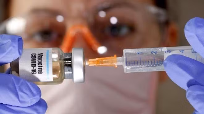 Sản xuất vắc-xin. Ảnh: Reuters