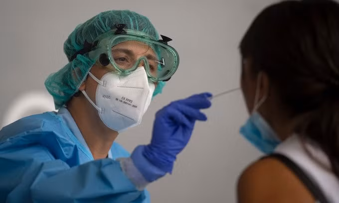 Nhân viên y tế lấy mẫu xét nghiệm của người dân ở thành phố Azpeitia, Tây Ban Nha, hôm 15/8. Ảnh: AFP