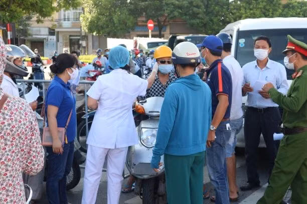 Tiến hành đo thân nhiệt trên chốt của ngõ phía Đông thành phố