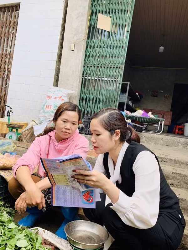 Tư vấn để người dân hiểu lợi ích của BHYT hộ gia đình.