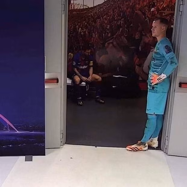 Hình ảnh Messi ngồi trong phòng thay đồ của Barca buồn bã đang gây sốt MXH. Ảnh: internet.