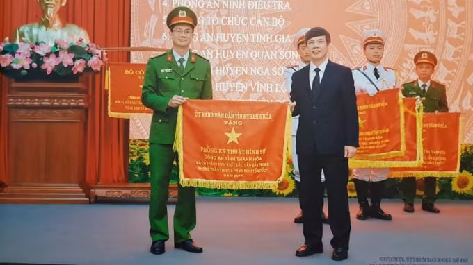 Chủ tịch UBND tỉnh Thanh Hoá tặng cờ thi đua cho Phòng Kỷ thuật hình sự Công an tỉnh vào năm 2019
