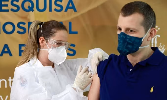 Một y tá tiêm vaccine Covid-19 đang thử nghiệm của công ty Sinovac cho tình nguyện viên ở thành phố Porto Alegre, Brazil, hôm 8/8. Ảnh: Reuters.