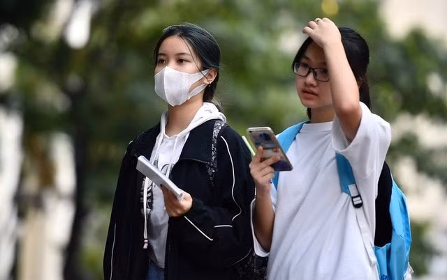 Học sinh THPT ở Hải Dương nhận hồ sơ qua đường bưu điện. Ảnh: TL.