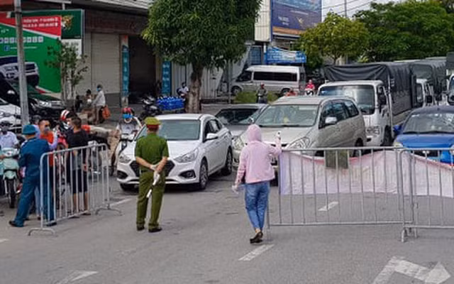 Lực lượng chức năng phong tỏa khu vực lây nhiễm cao tại TP Hải Dương. Ảnh: TL.