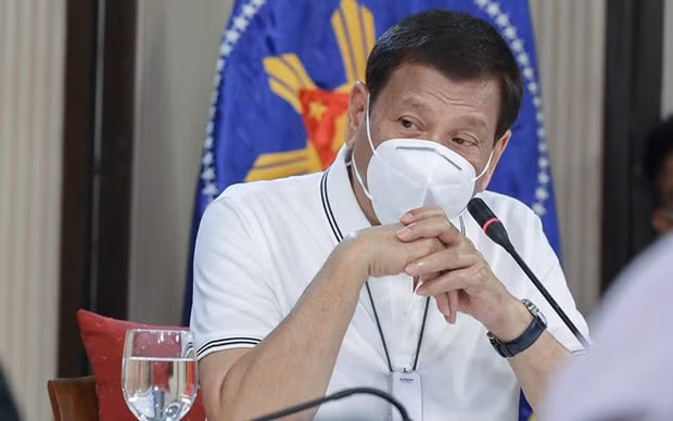 Tổng thống Philippines Duterte đeo khẩu trang phòng dịch Covid-19. Ảnh: TL.