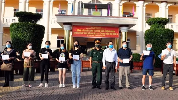 Sóc Trăng trao giấy chứng nhận hoàn thành cách ly cho 140 công dân. (Ảnh: Trung Hiếu)