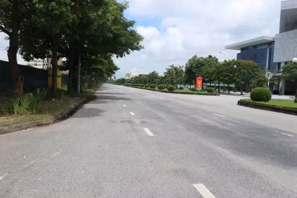 Tuyến đường khu Trung tâm văn Hóa Xứ Đông tỉnh cũng vắng người qua lại