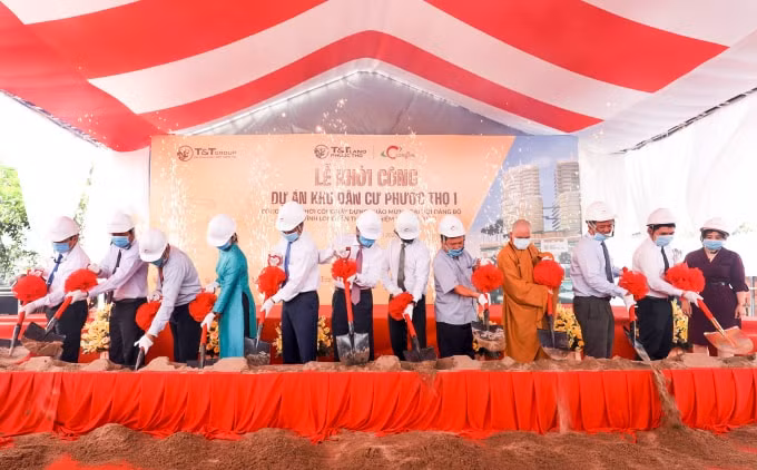 Đại diện Chủ đầu tư và các đại biểu thực hiện nghi lễ khởi công dự án Khu dân cư Phước Thọ 1.