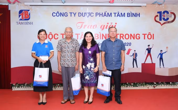 Đại tá Phạm Quy (thứ 2 bên trái), Đại tá Đặng Việt Thuỷ (bên phải) nhận giải A về thơ và văn xuôi trong cuộc thi “Tâm Bình trong tôi”
