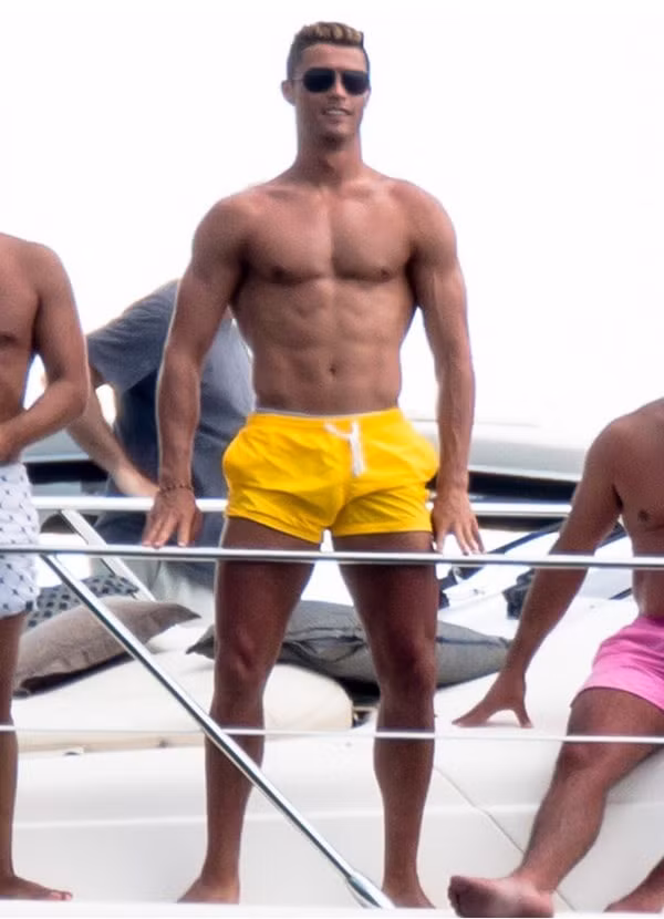 Body không thể chê của Ronaldo. Lượng mỡ trong cơ thể của nhà vô địch Euro 2016 chỉ duy trì ở mức 7%. Ảnh: internet.