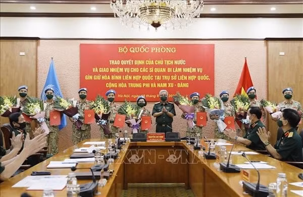 Thượng tướng Nguyễn Chí Vịnh trao Quyết định của Chủ tịch nước cho các sĩ quan đi làm nhiệm vụ gìn giữ hòa bình Liên hợp quốc. Ảnh: TTXVN
