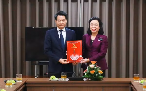 Phó Bí thư Thường trực Thành ủy Ngô Thị Thanh Hằng trao Quyết định cho ông Nguyễn Quang Đức