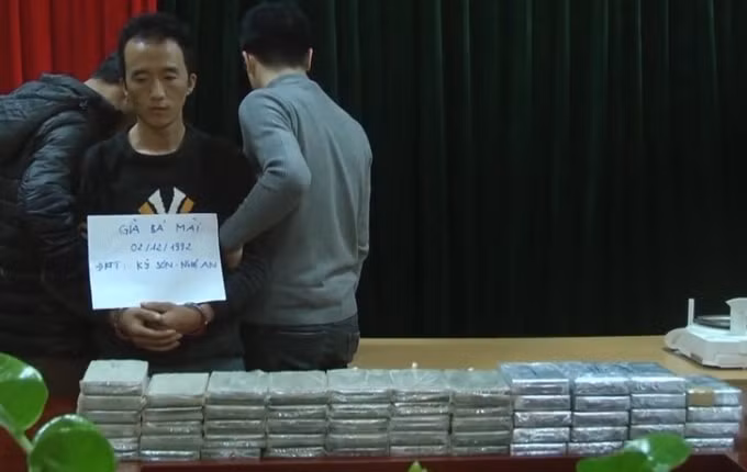 Bị can Già Bá Mài tự tử trước phiên xét xử liên quan đến vụ vận chuyển trái phép 55 bánh heroin.