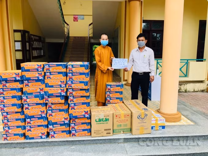 Đại diện tăng ni, phật tử trao những xuất quà đến các lực lượng ngày đêm phải tích cực kiểm soát, phòng chống dịch Covid-19.