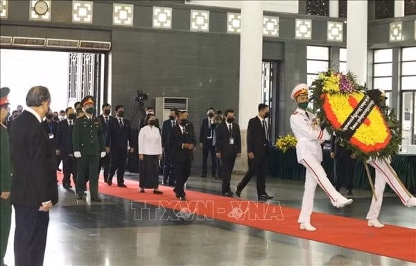 Đoàn Vương quốc Camphuchia do Chủ tịch Quốc hội Camphuchia Heng Samrin dẫn đầu viếng nguyên Tổng Bí thư Lê Khả Phiêu. Ảnh: TTXVN