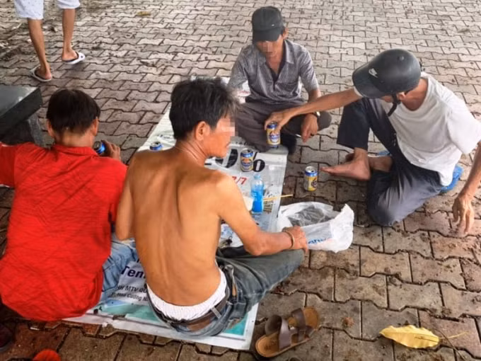 Khi bị yêu cầu giải tán, nhóm người này đã xúc phạm công an, có biểu hiện say sỉn, chống đối. Ảnh: TL.