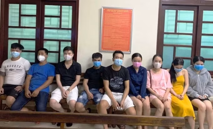 9 thanh niên nam nữ tuổi từ 20-31 đang tụ tập ăn nhậu giữa dịch Covid-19 bị xử phạt. Ảnh: TL.