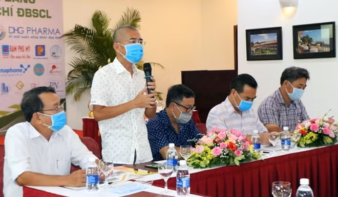 Nhà báo Lê Phương Nguyên - Trưởng Ban tổ chức Press Cup ĐBSCL 2020 cung cấp thông tin giải đấu tại buổi họp báo.