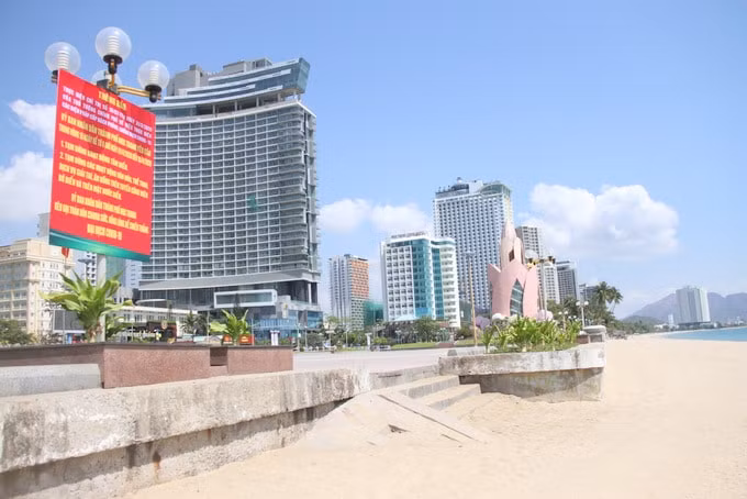 Các bãi biển vắng bóng người sau khi Việt Nam liên tiếp xuất hiện ca mắc mới Covid-19 trong cộng đồng. Ảnh: TL
