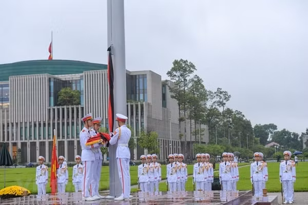 Giây phút thiêng liêng xúc động khi lá cờ Tổ quốc với dải khăn tang được kéo lên