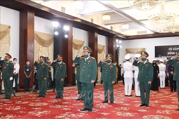 Đoàn đại biểu Quân khu 7 do Trung tướng Võ Minh Lương, Ủy viên Trung ương Đảng, Tư lệnh Quân khu 7 viếng nguyên Tổng Bí thư Lê Khả Phiêu