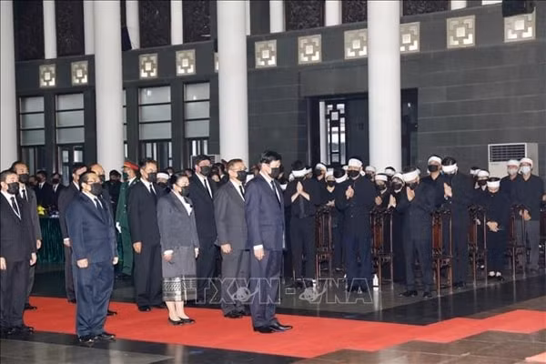 Đoàn đại biểu CHDCND Lào do Thủ tướng Thongloun Sisoulith dẫn đầu viếng nguyên Tổng Bí thư Lê Khả Phiêu. Ảnh: TTXVN