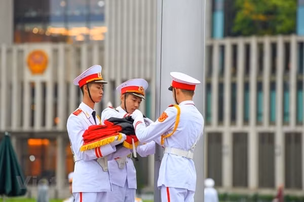 Đúng 6 giờ sáng 14/8, nghi lễ thượng cờ rủ thiêng liêng đã diễn ra