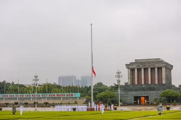 Cờ rủ được kéo lên trước Lăng Chủ tịch Hồ Chí Minh