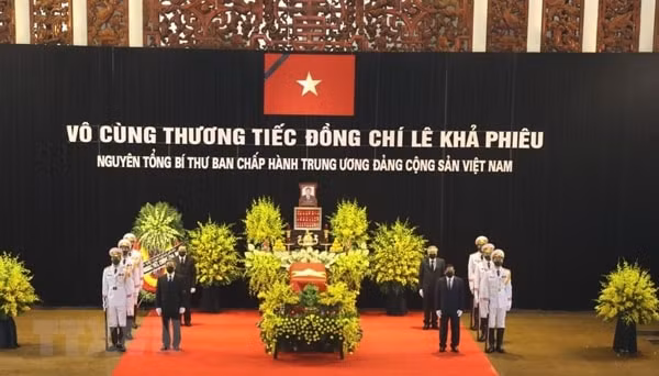 Linh cữu nguyên Tổng Bí thư Lê Khả Phiêu được quàn tại Nhà tang lễ. Ảnh: TTXVN