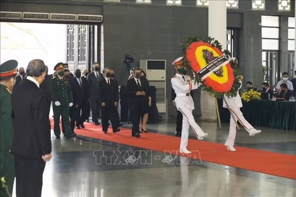 Đoàn các tổ chức quốc tế, ngoại giao tại Hà Nội viếng nguyên Tổng Bí thư Lê Khả Phiêu. Ảnh: TTXVN