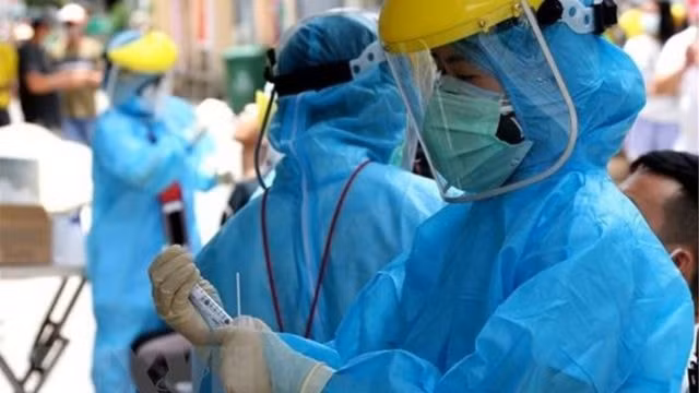 Mẹ cháu bé 8 tuổi mắc Covid-19 ở Quảng Nam cũng dương tính với virus SARS-CoV-2. Ảnh: TTXVN.