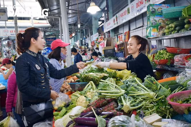 Đà Nẵng phát thẻ đi chợ cho mỗi hộ, 3 ngày được đi chợ 1 lần. Ảnh: TL.