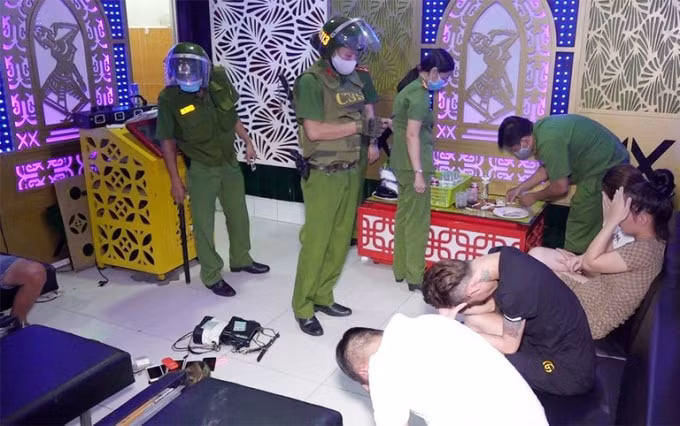 Lực lượng chức năng phát hiện 'ổ' ma túy trong quán karaoke Gold Star, An Giang. Ảnh: TL.