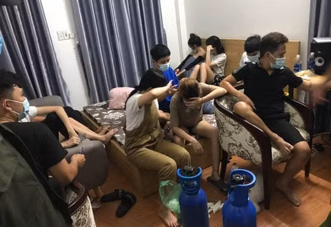 11 thanh niên nam nữ quê từ nhiều tỉnh, thành tụ tập ăn nhậu và hít bóng, khí cười. Ảnh: TL.