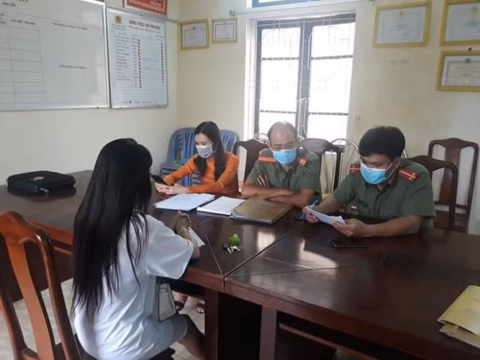 Cô gái đăng thông tin thất thiệt lên Facebook liên quan đến dịch Covid-19 bị công an TP Huế xử lý. Ảnh: TL.
