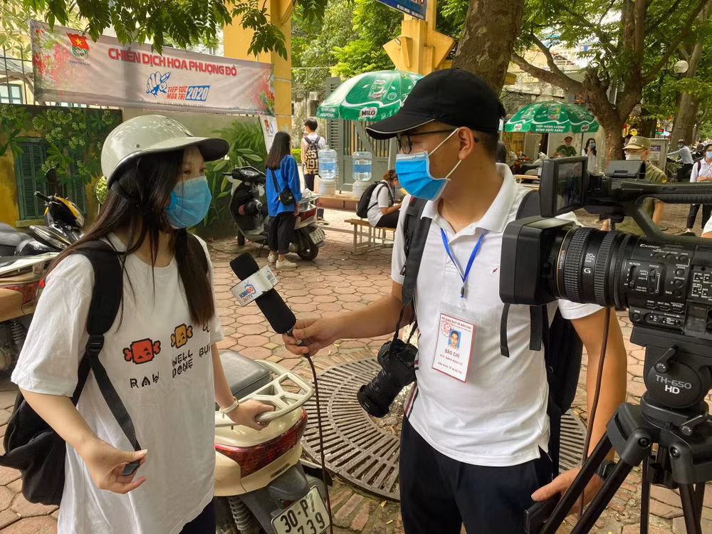 Phóng viên Ngọc Tú tác nghiệp mùa thi luôn đảm bảo yếu tố an toàn. Ảnh NVCC