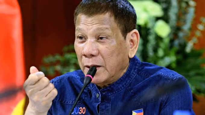 Tổng thống Philippines Rodrigo Duterte tình nguyện thử nghiệm vắc xin Covid-19 của Nga - Ảnh: Reuters