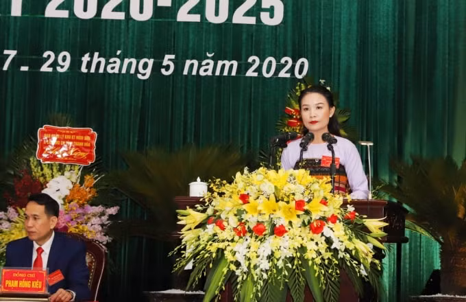 Bà Hà Thị Hương, Phó Bí thư Thường trực Huyện ủy Quan Sơn vừa được BTV Tỉnh ủy Thanh Hóa chỉ định giữ chức Bí thư Huyện ủy Quan Hóa ngay tại Đại hội.