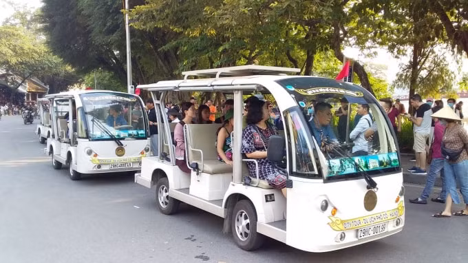Xe điện 4 bánh vận chuyển hành khách được Thành phố Hà Nội thí điểm hoạt động trong khu vực phố cổ phục vụ du lịch từ tháng 6/2010. Ảnh: TL