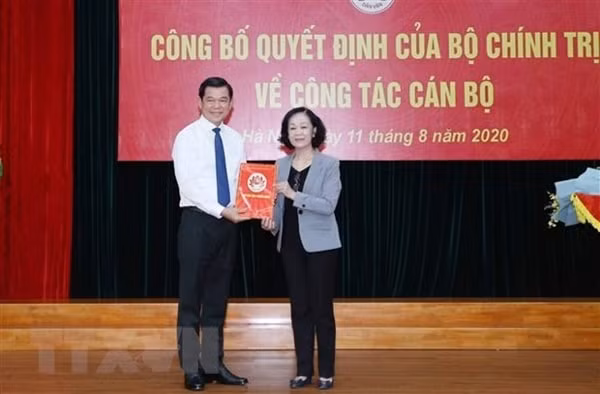 Trưởng Ban Dân vận Trung ương Trương Thị Mai trao quyết định của Bộ Chính trị phân công ông Nguyễn Hồng Lĩnh giữ chức Phó Trưởng Ban Dân vận Trung ương. Ảnh: TTXVN