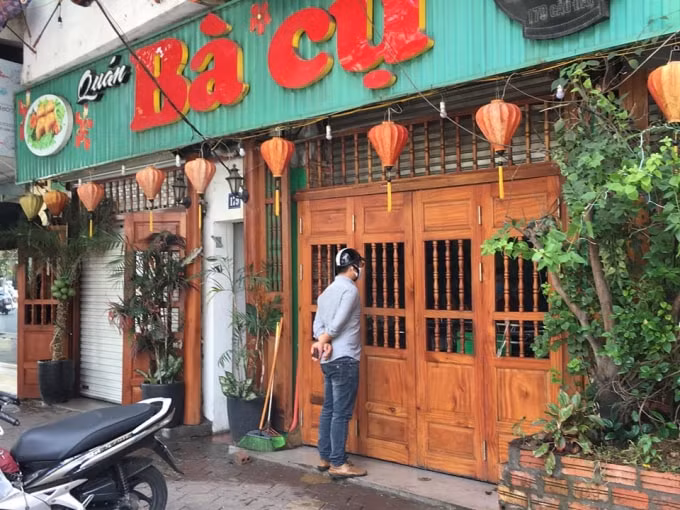 Quán Bánh đa cua Bà Cụ đã được chính quyền địa phương tạm thời đóng cửa để cách ly y tế. Ảnh chụp sáng 8/11.