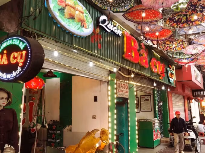 Những người đã từng đến ăn tại quán Bánh đa Bà Cụ vào tối ngày 26/7 thực hiện khai báo y tế với cơ quan y tế địa phương nơi gần nhất.