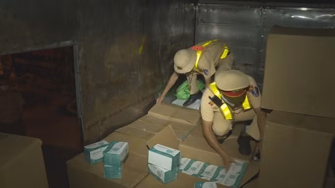 Lực lượng CSGT bắt giữ vụ vận chuyển khẩu trang y tế không rõ nguồn gốc. Ảnh: TL